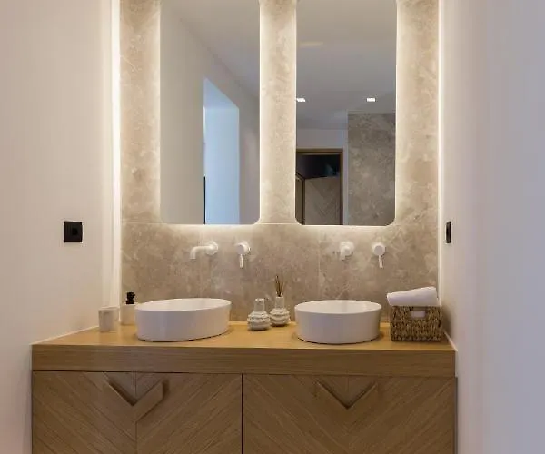 Milestones Naxos מלון